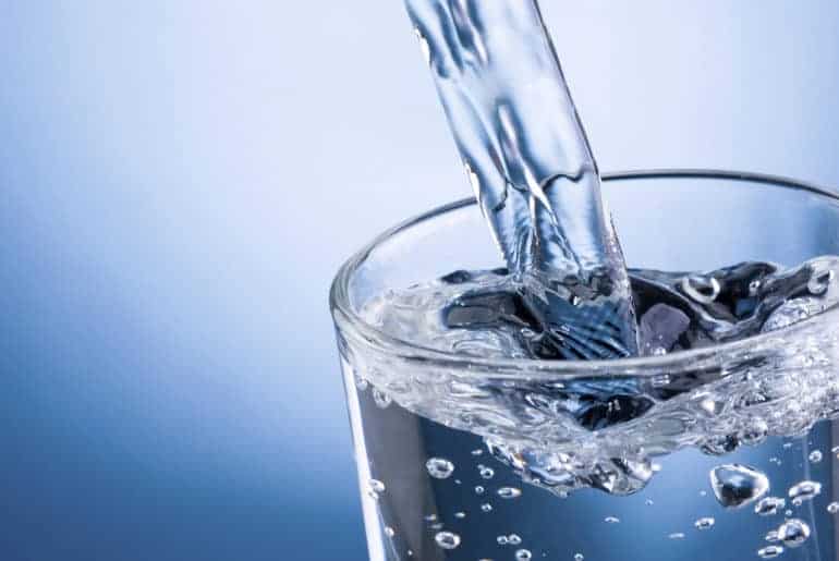Review 10 Rekomendasi Mineral Water Terbaik (Terbaru 2020) Gambar Ilustrasi Artikel Mineral Water Terbauj