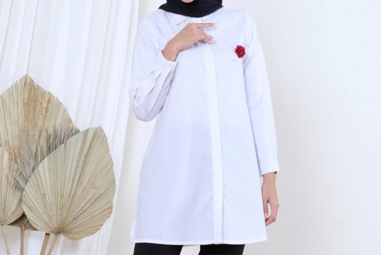 Kemeja Putih Wanita Berhijab