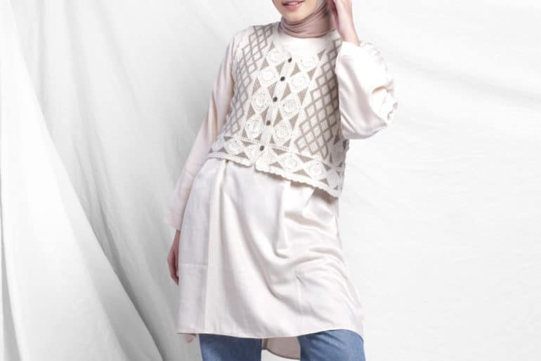 14 Rekomendasi Style Rompi Rajut Wanita Hijab (Terbaru 2025) Style Rompi Rajut Wanita Hijab