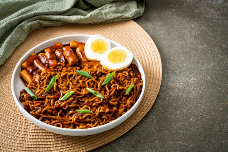 13 Merk Mie Instan Kuah & Goreng yang Enak (Terbaru 2025) Merk Mie Instan Yang Enak