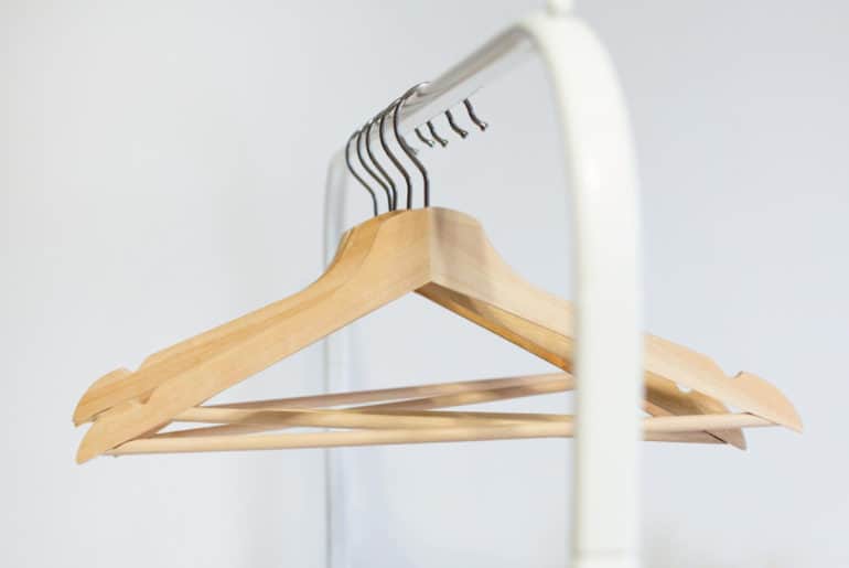 Gantungan Baju Kayu Minimalis