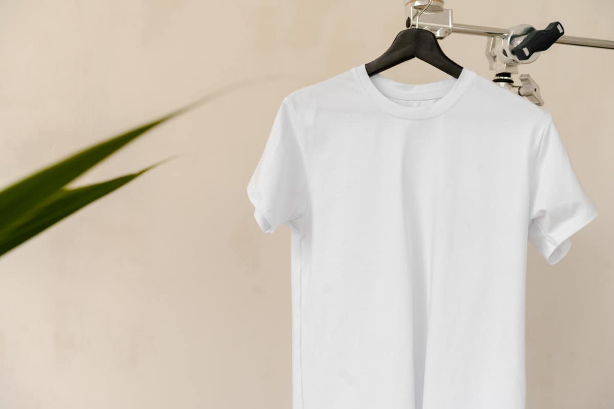 Kaos Polos Warna Putih untuk Pria Kaos Polos Warna Putih untuk Pria