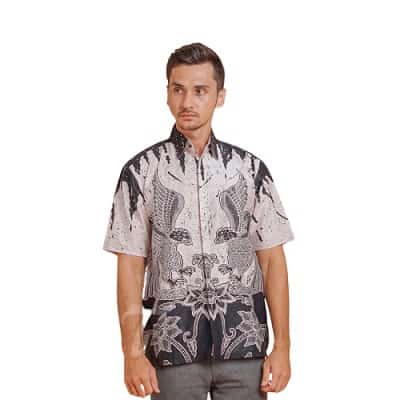 Kemeja Batik Pria Lengan Pendek Ekslusif & Modern - BATIK TRUSMI Kemeja Pria Lengan Pendek Motif Mega Mendung Elang Hitam Model Kemeja Batik Lengan Pendek Mewah & Elegan - BATIK TRUSMI Kemeja Pria Lengan Pendek Motif Mega Mendung Elang Hitam