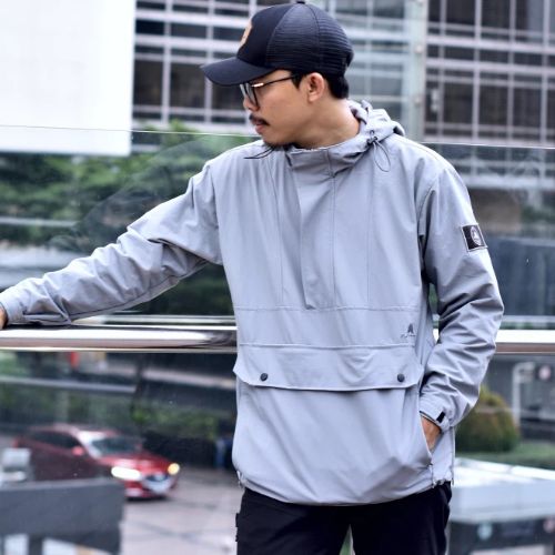 7. Avtech Jaket Windbreaker Water Repellent Gorpcore